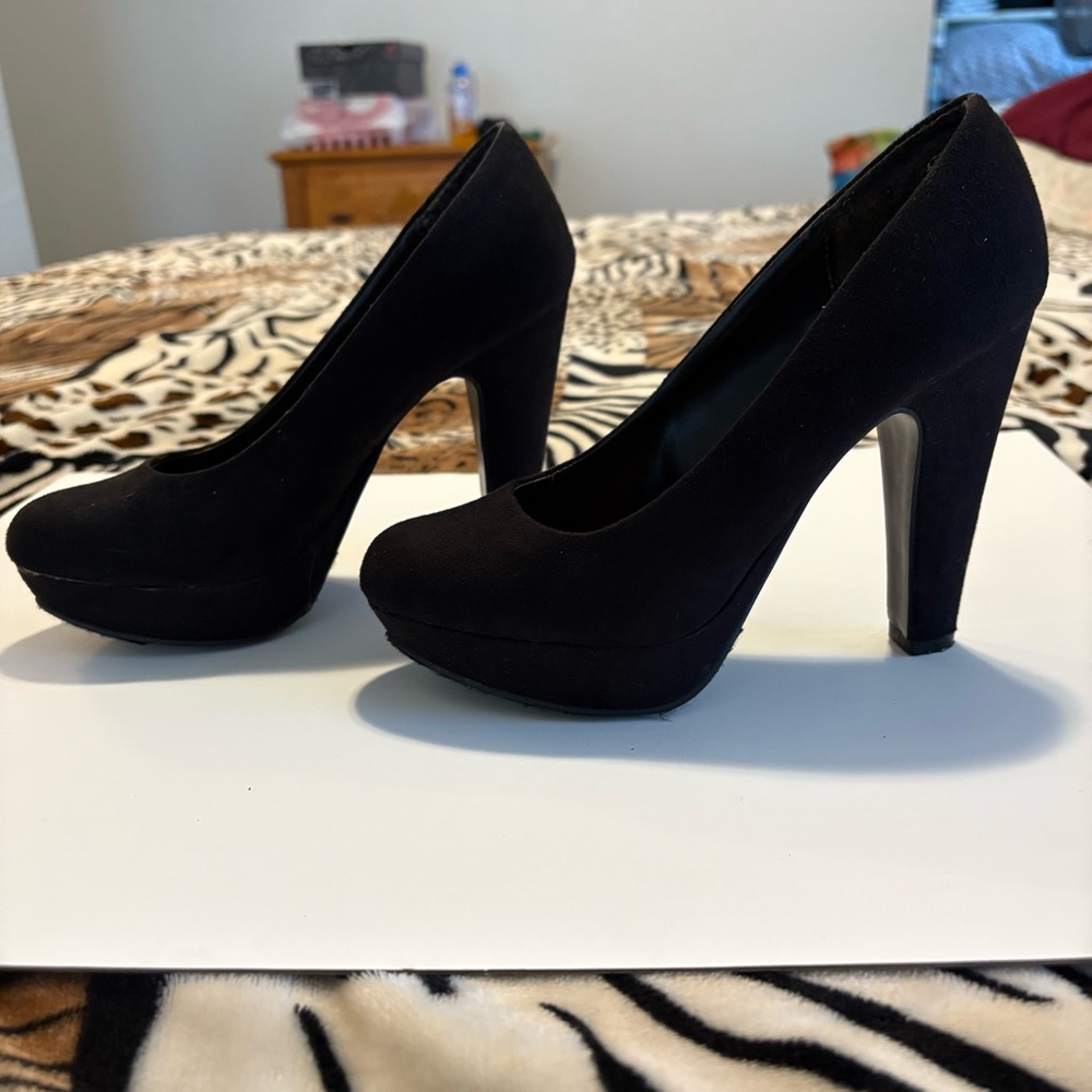 Black Suede Platform Pumps —‎ Women Size 6.5 Heal: 4”